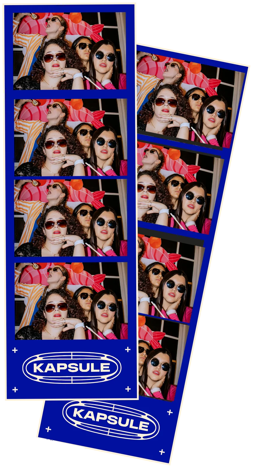 Deux bandelettes photo Kapsule : quatre portraits d’un groupe d’amies à lunettes de soleil, logo Kapsule en bas