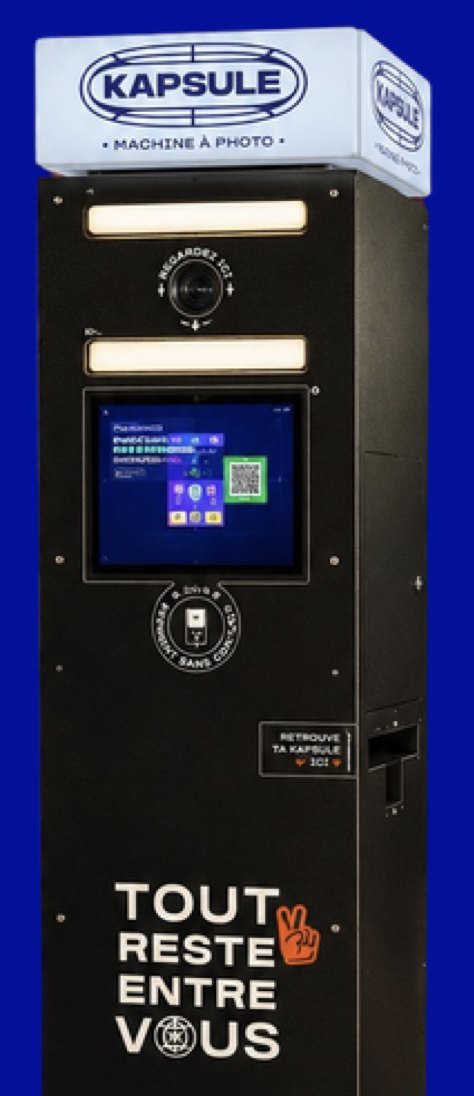 Borne photo Kapsule noire « Machine à photo », écran tactile, paiement sans contact et mention « Tout reste entre vous »